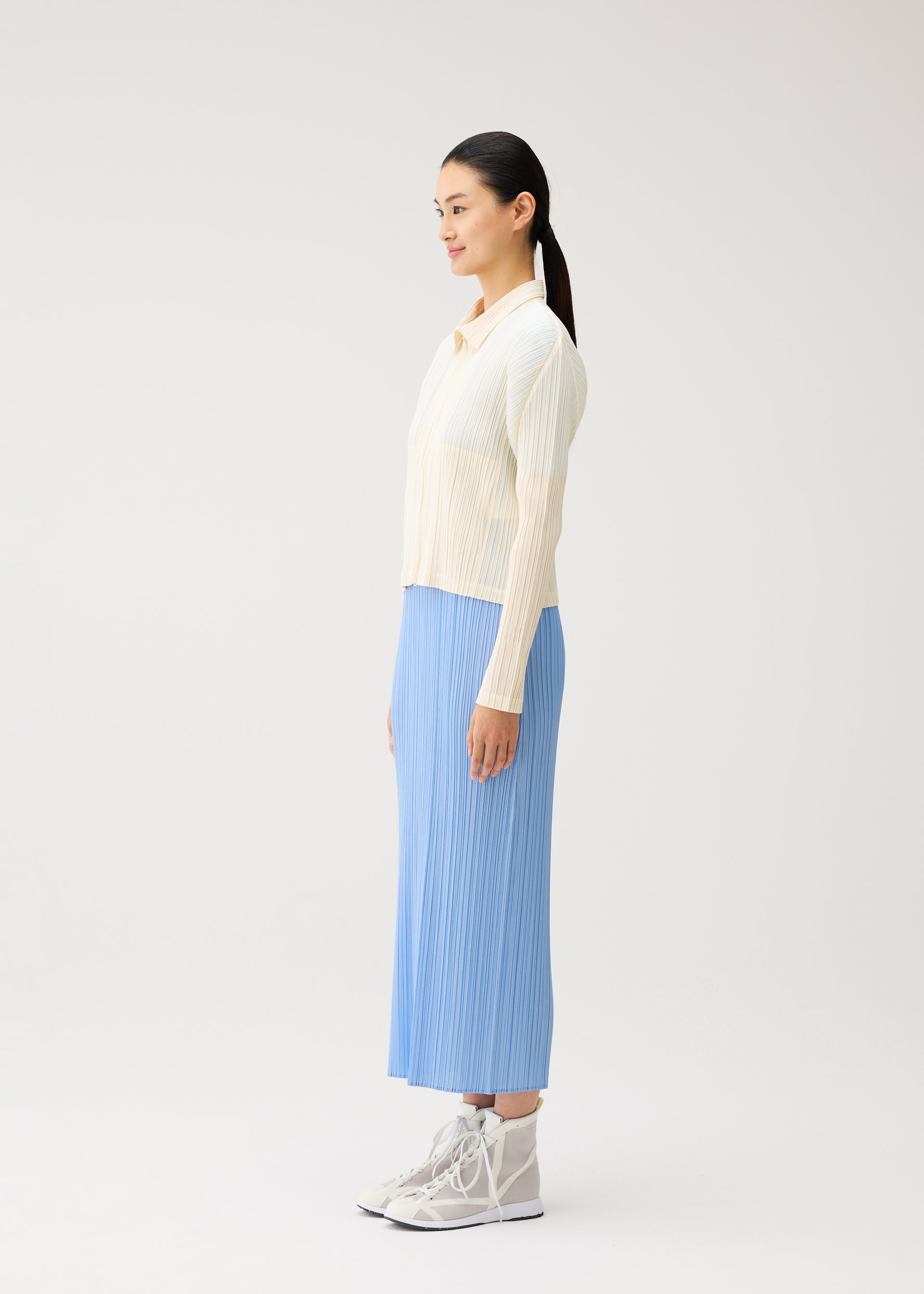 A model wears the PLEATS PLEASE ISSEY MIYAKE MONTHLY COLORS : AUGUST monthly-colors-august-blouson-off-white.