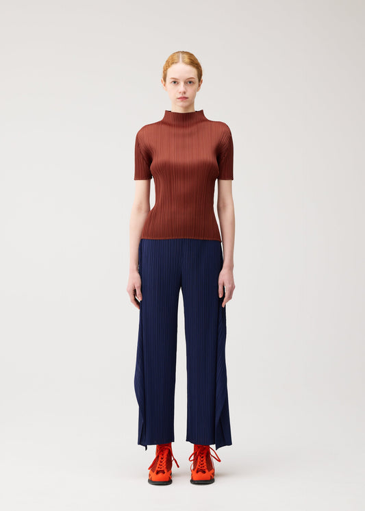 A model wears the PLEATS PLEASE ISSEY MIYAKE MONTHLY COLORS : SEPTEMBER trousers.