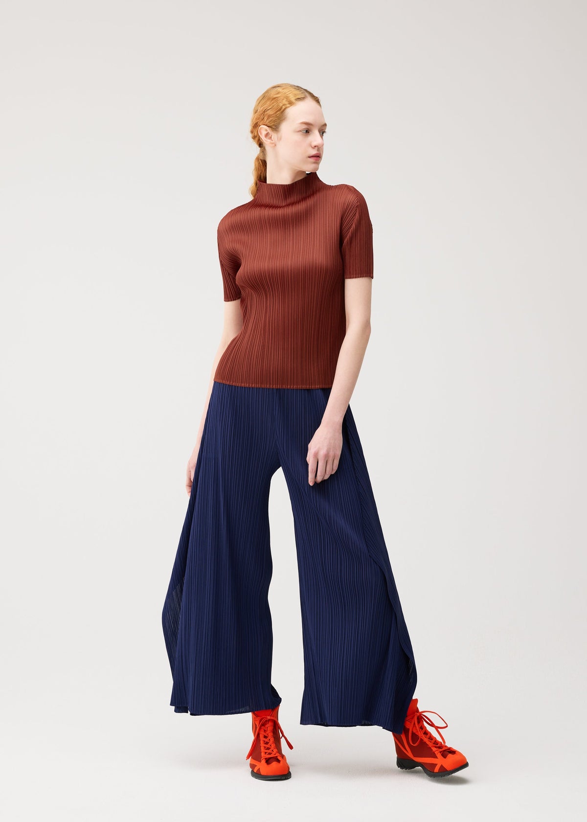 A model wears the PLEATS PLEASE ISSEY MIYAKE MONTHLY COLORS : SEPTEMBER trousers.