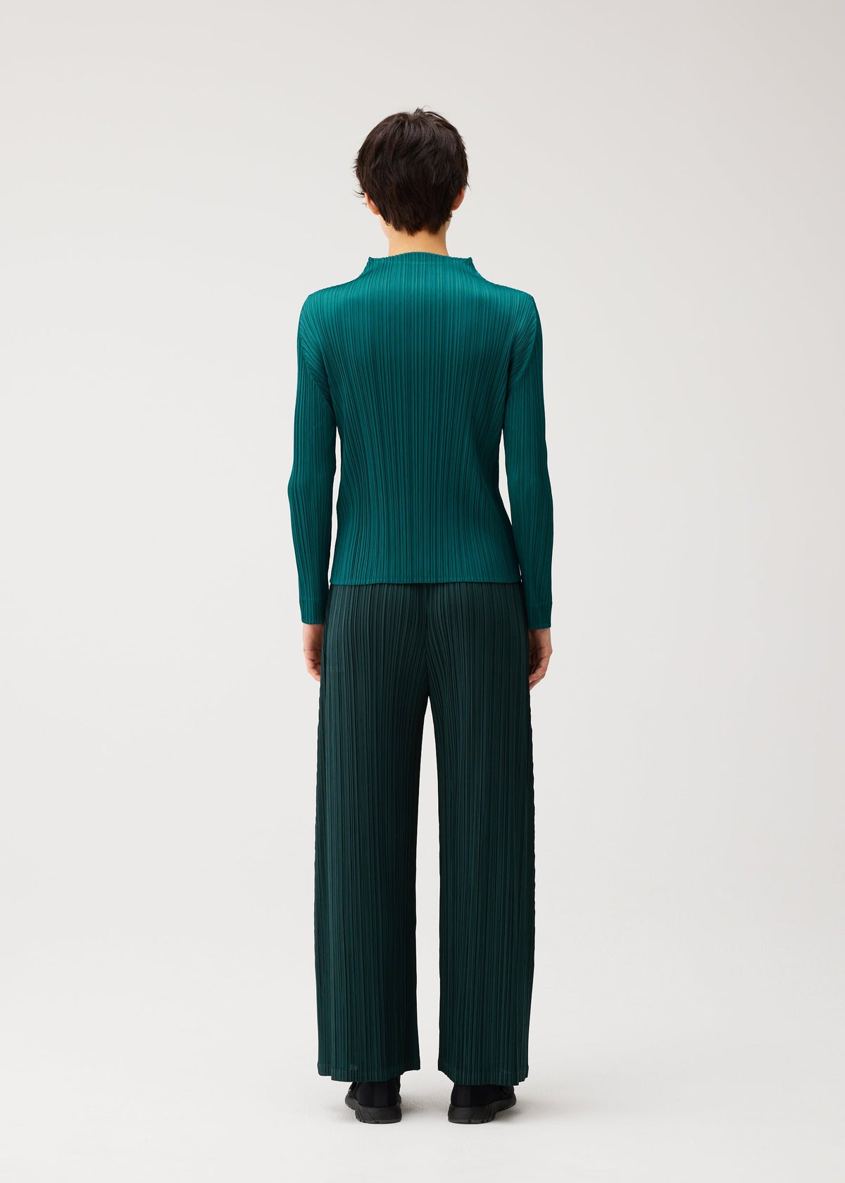 A model wears the PLEATS PLEASE ISSEY MIYAKE MONTHLY COLORS : OCTOBER trousers.