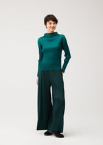 A model wears the PLEATS PLEASE ISSEY MIYAKE MONTHLY COLORS : OCTOBER trousers.