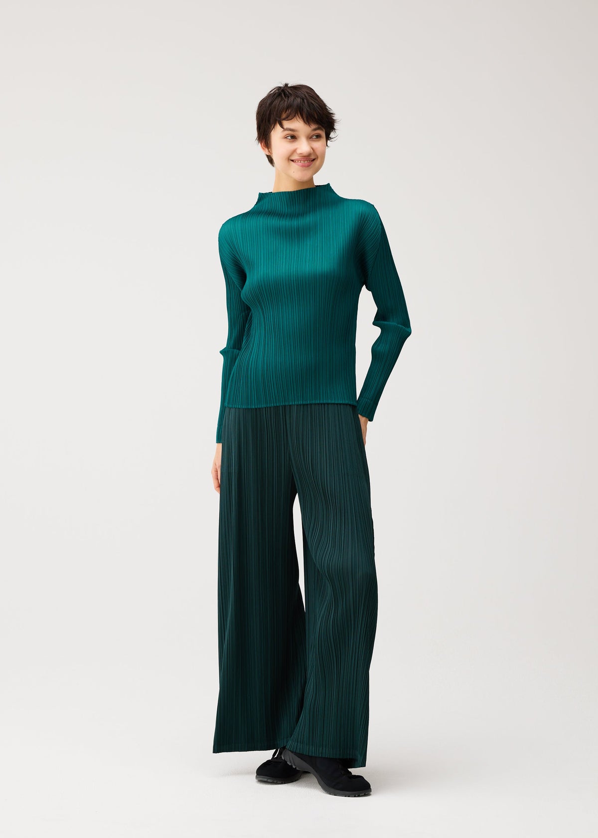 A model wears the PLEATS PLEASE ISSEY MIYAKE MONTHLY COLORS : OCTOBER trousers.