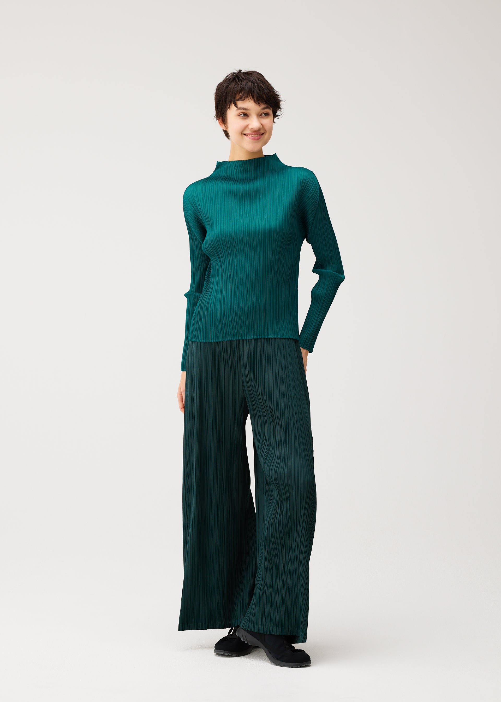 本日限定 me ISSEY MIYAKE COLOR CODE ワイドパンツ MONTHLY COLORS : OCTOBER Trousers Green – ISSEY MIYAKE EU