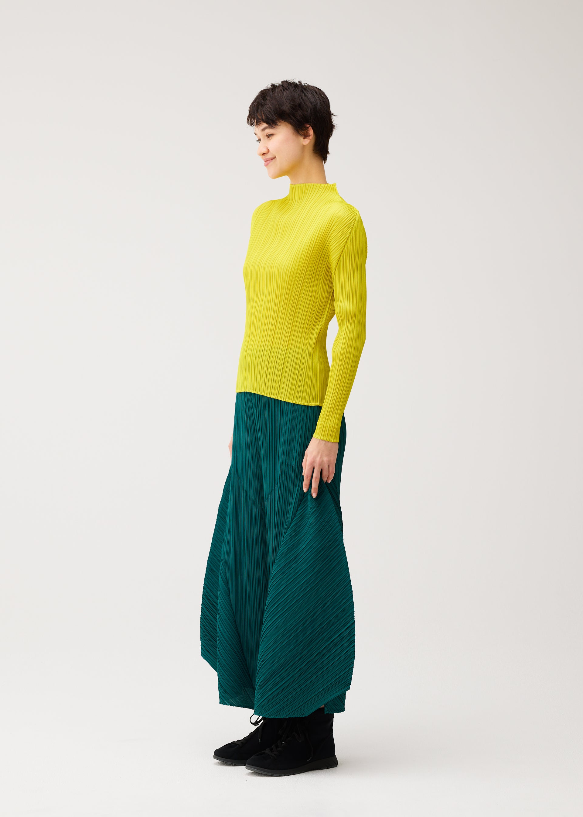 MONTHLY COLORS : OCTOBER Trousers Blue Green – ISSEY MIYAKE EU