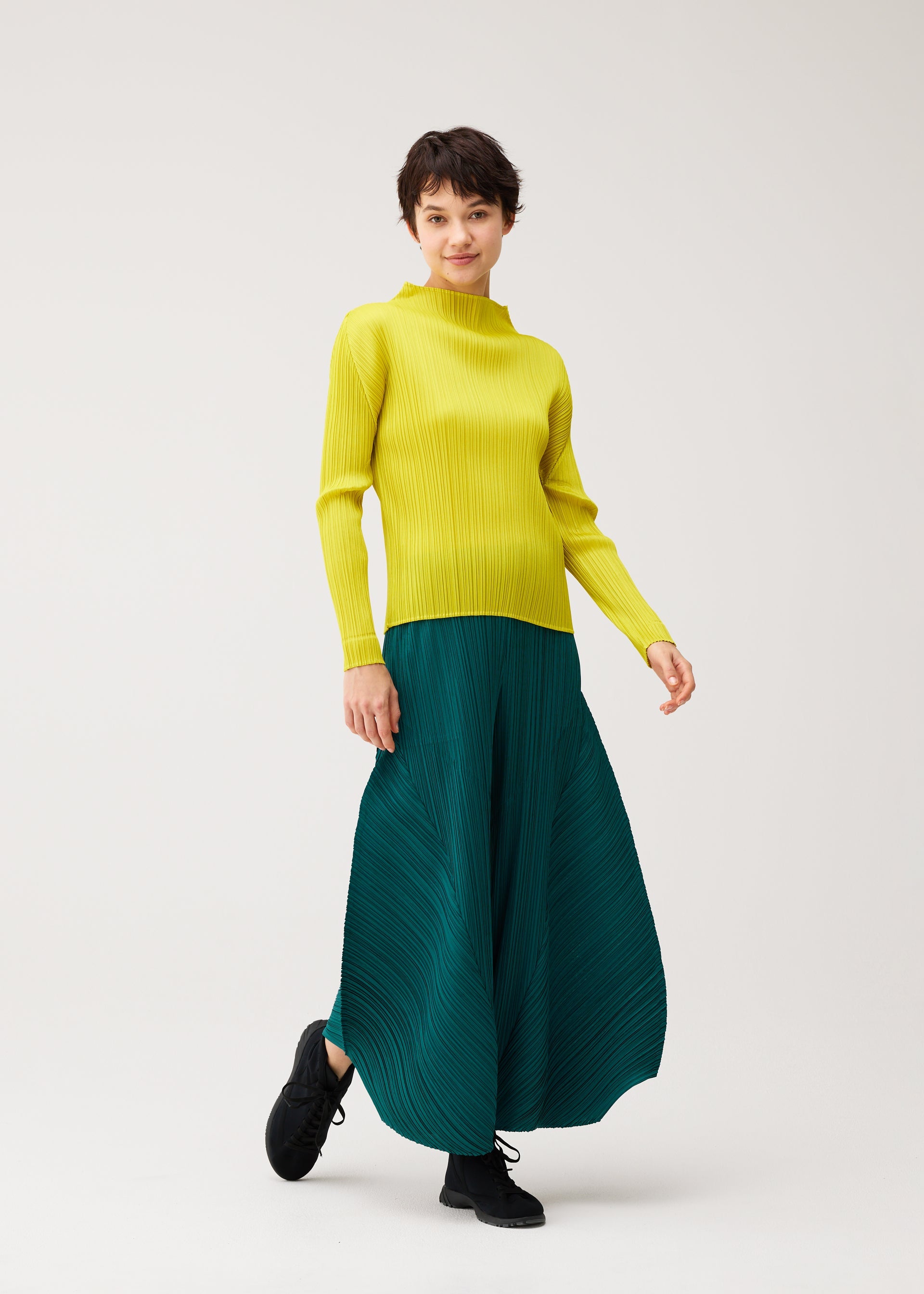 MONTHLY COLORS : OCTOBER Trousers Ash Beige – ISSEY MIYAKE EU