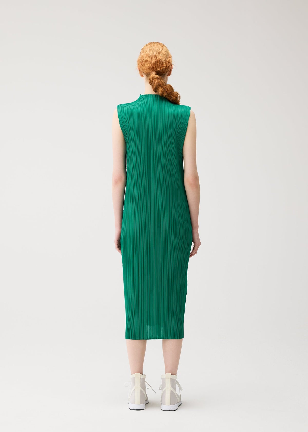 A model wears the PLEATS PLEASE ISSEY MIYAKE MONTHLY COLORS : JULY monthly-colors-july-dress-black-fw26.