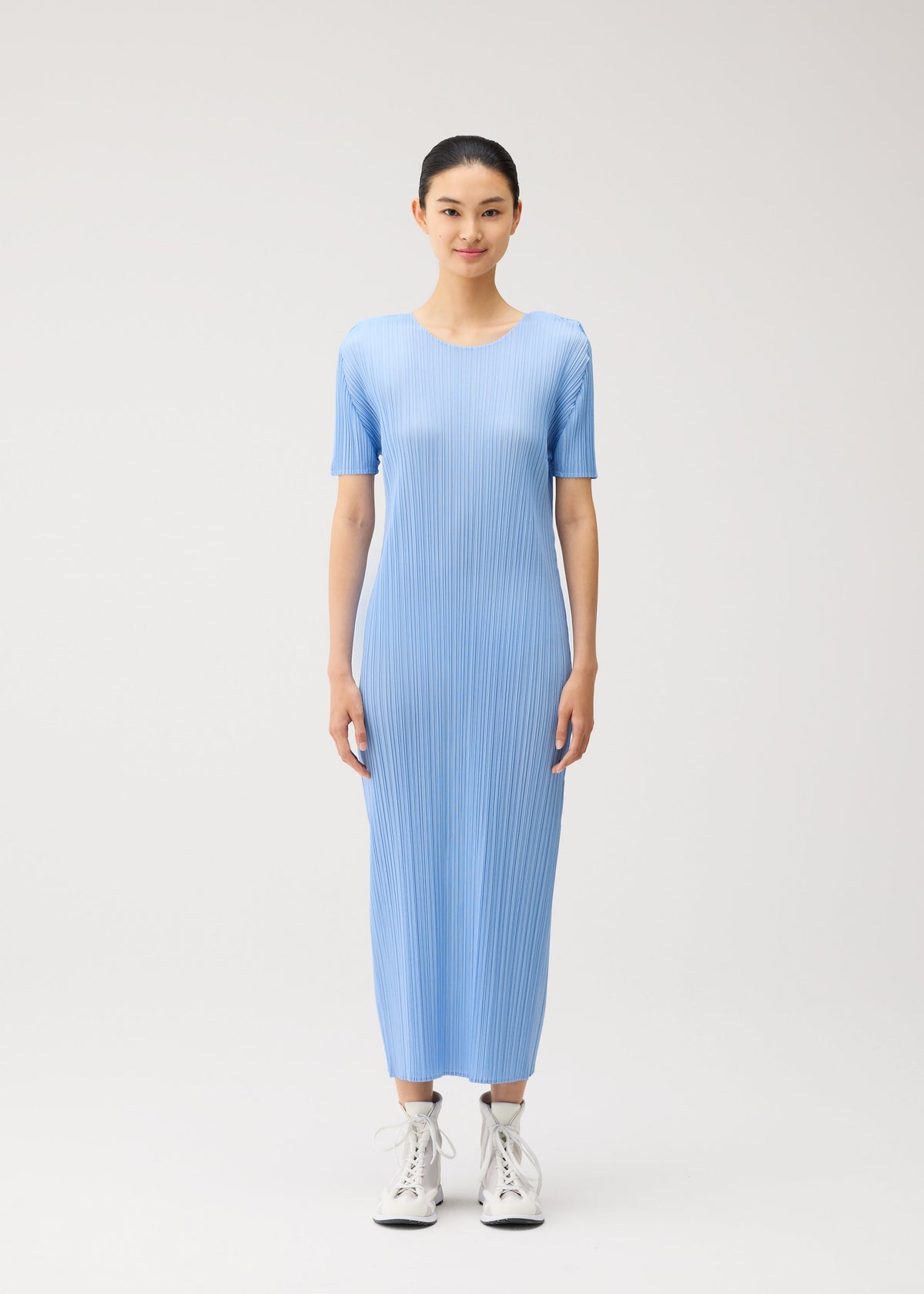 A model wears the PLEATS PLEASE ISSEY MIYAKE MONTHLY COLORS : AUGUST monthly-colors-august-dress-charcoal-3.