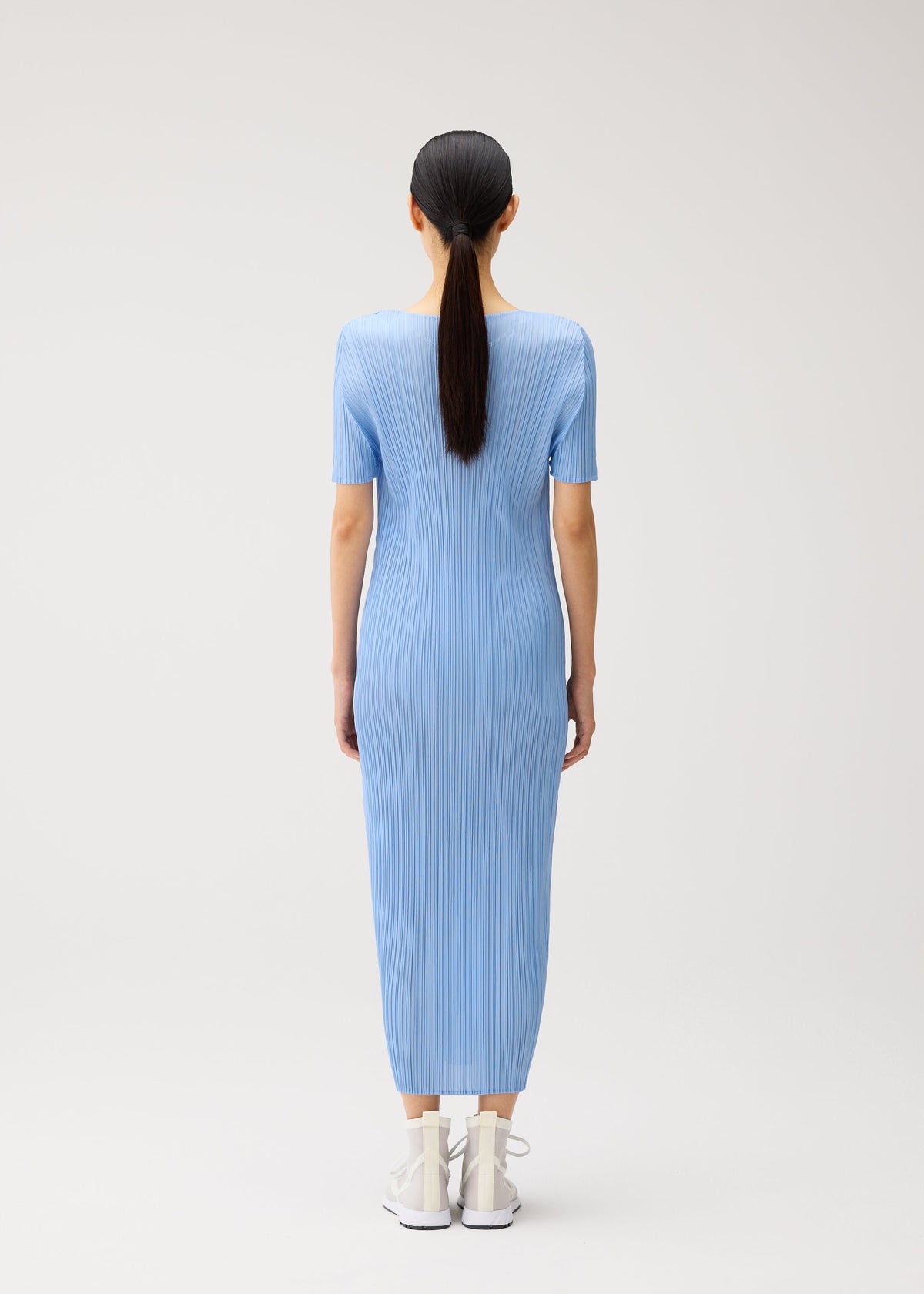 A model wears the PLEATS PLEASE ISSEY MIYAKE MONTHLY COLORS : AUGUST monthly-colors-august-dress-charcoal-3.