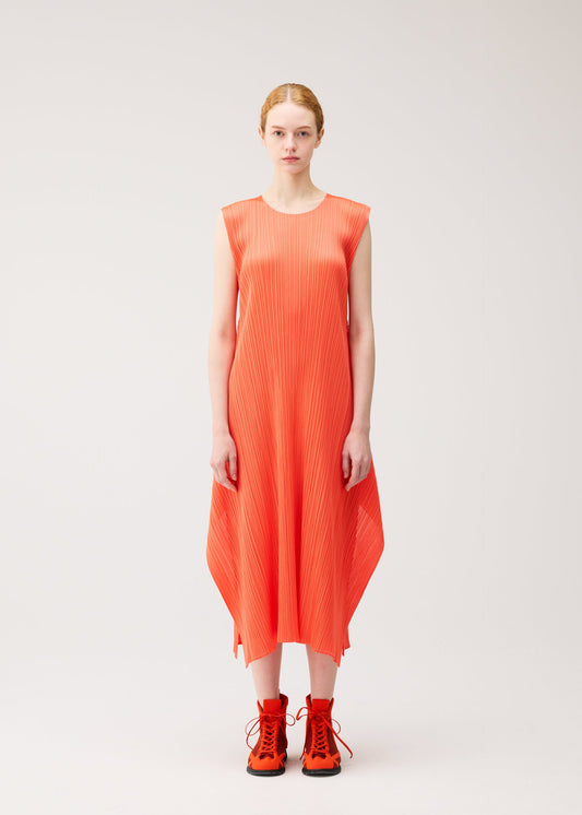 A model wears the PLEATS PLEASE ISSEY MIYAKE MONTHLY COLORS : SEPTEMBER dress.