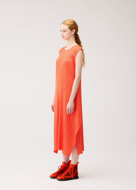 A model wears the PLEATS PLEASE ISSEY MIYAKE MONTHLY COLORS : SEPTEMBER dress.