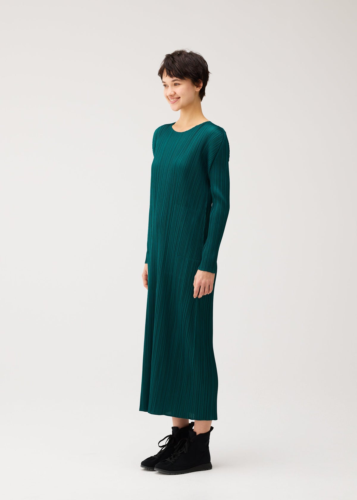 A model wears the PLEATS PLEASE ISSEY MIYAKE MONTHLY COLORS : OCTOBER dress.