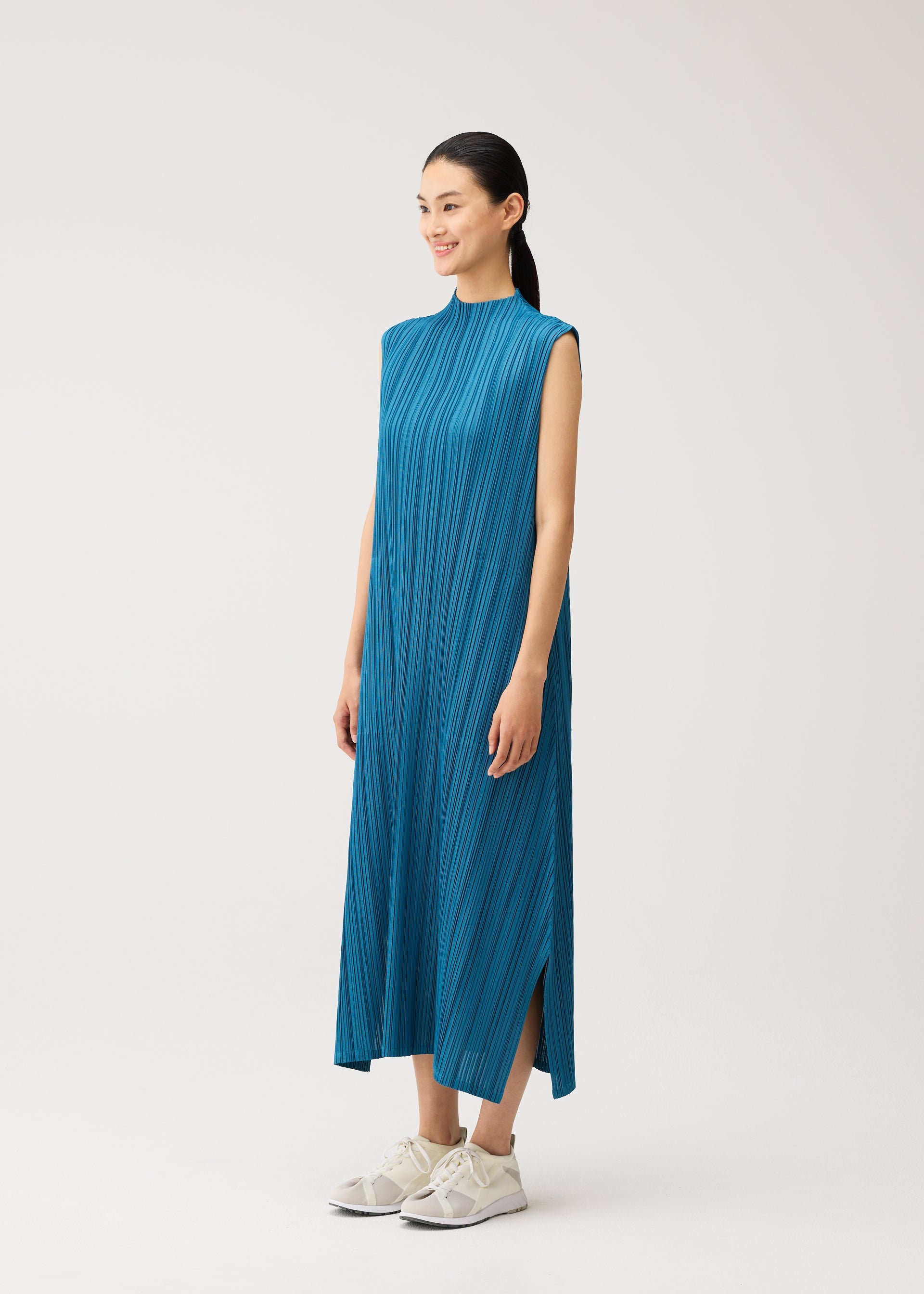 MELLOW PLEATS Dress Cerulean Blue – ISSEY MIYAKE EU