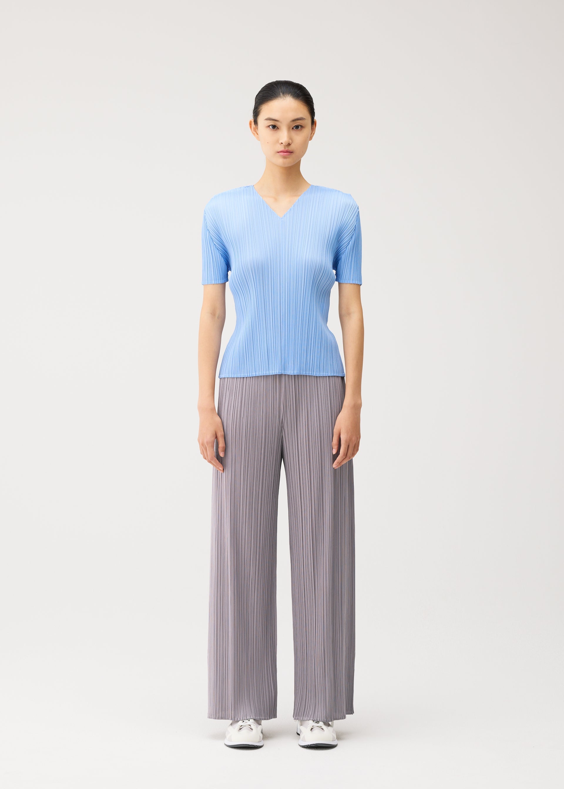 A model wears the PLEATS PLEASE ISSEY MIYAKE MONTHLY COLORS : AUGUST monthly-colors-august-shirt-off-white-1.