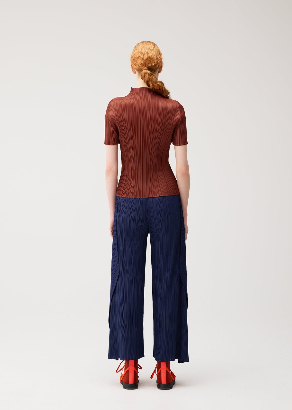 A model wears the PLEATS PLEASE ISSEY MIYAKE MONTHLY COLORS : SEPTEMBER shirt.