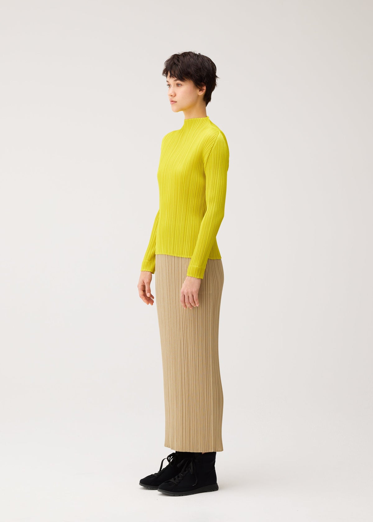 A model wears the PLEATS PLEASE ISSEY MIYAKE MONTHLY COLORS : OCTOBER shirt.