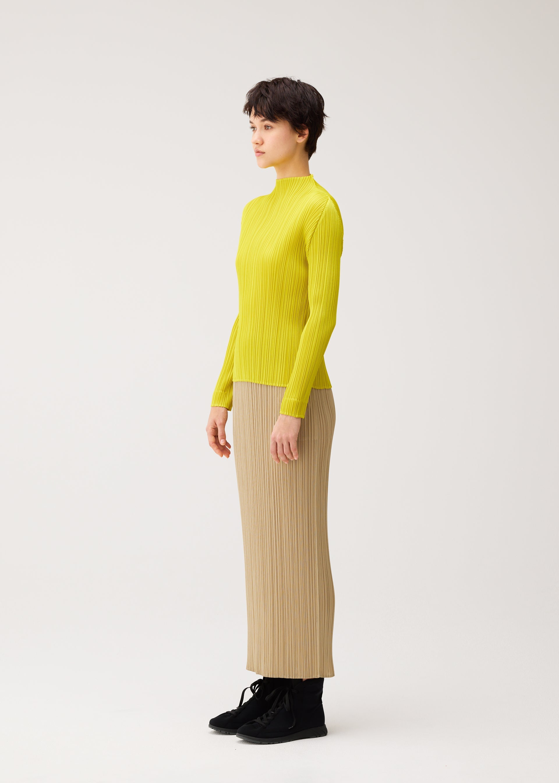 me ISSEY MIYAKE カットソー イエロー MONTHLY COLORS : OCTOBER Shirt Yellow Ochre – ISSEY MIYAKE EU