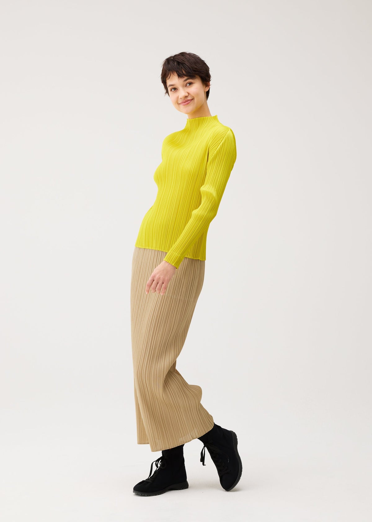 A model wears the PLEATS PLEASE ISSEY MIYAKE MONTHLY COLORS : OCTOBER shirt.