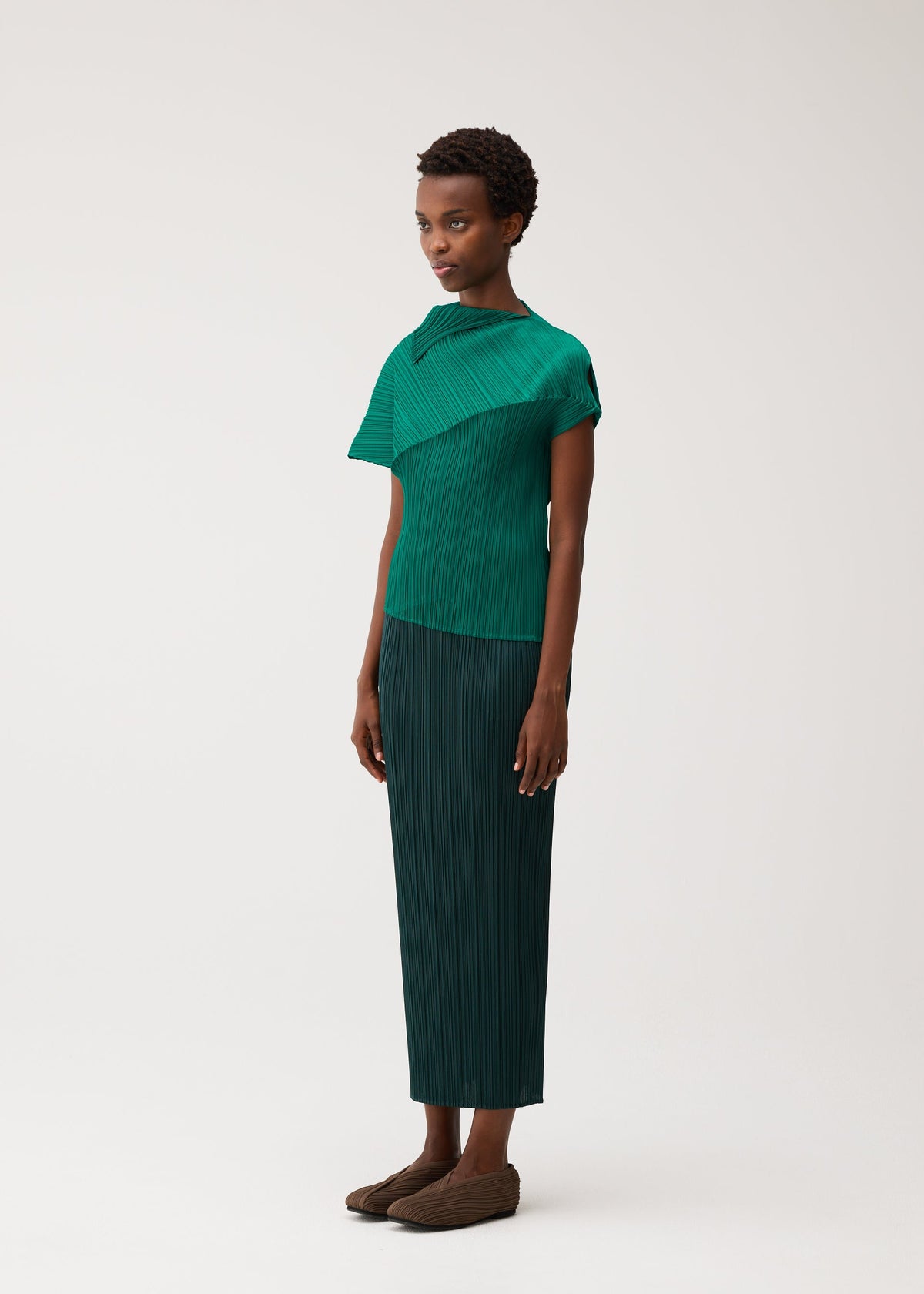 A model wears the PLEATS PLEASE ISSEY MIYAKE LEAP shirt.