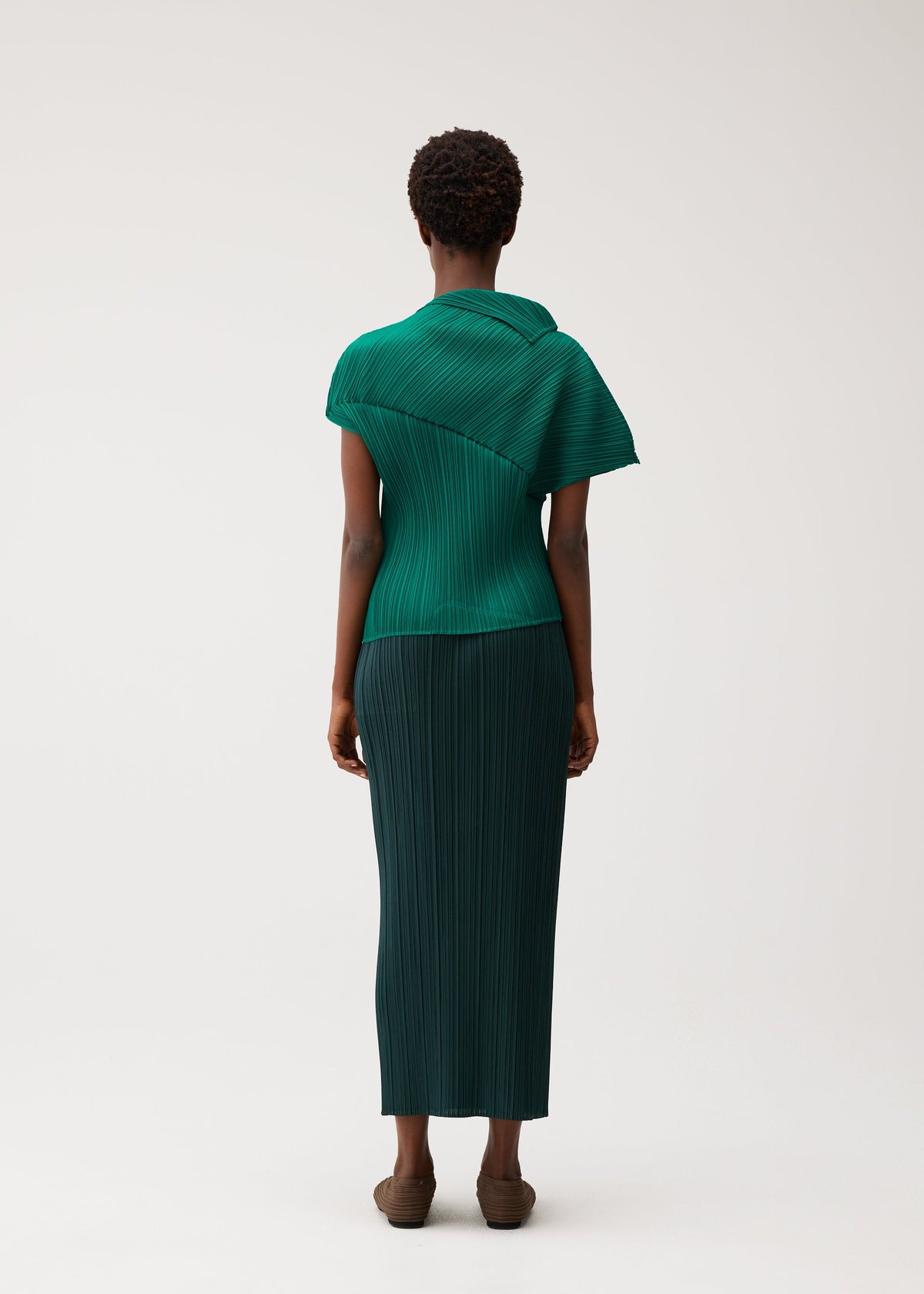 A model wears the PLEATS PLEASE ISSEY MIYAKE LEAP shirt.