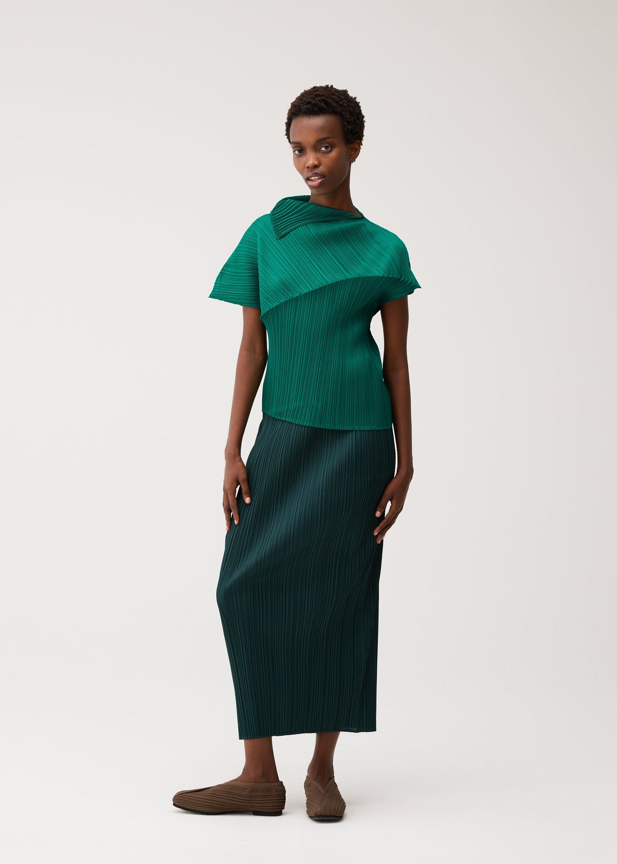 A model wears the PLEATS PLEASE ISSEY MIYAKE LEAP shirt.