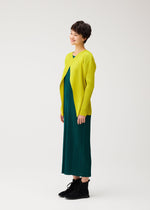 A model wears the PLEATS PLEASE ISSEY MIYAKE MONTHLY COLORS : OCTOBER cardigan.