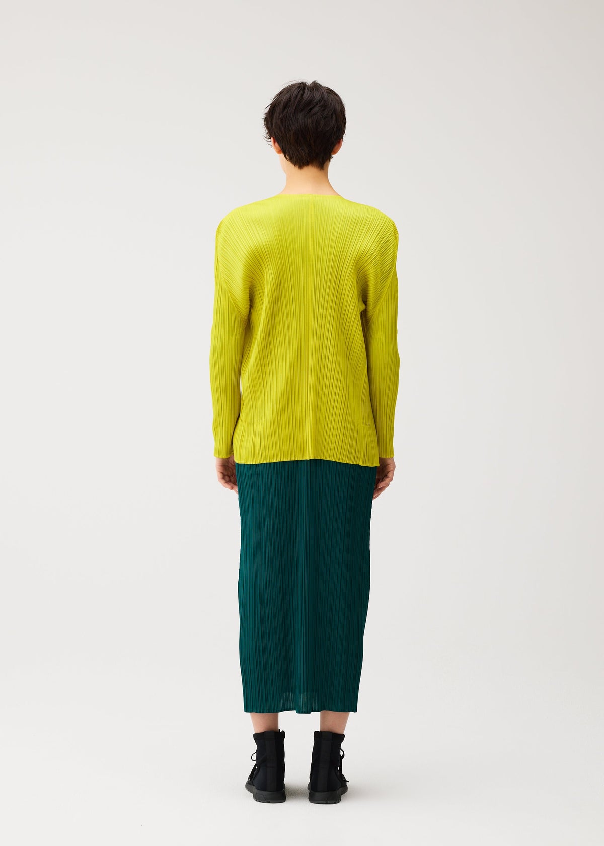 A model wears the PLEATS PLEASE ISSEY MIYAKE MONTHLY COLORS : OCTOBER cardigan.