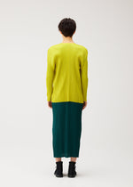 A model wears the PLEATS PLEASE ISSEY MIYAKE MONTHLY COLORS : OCTOBER cardigan.