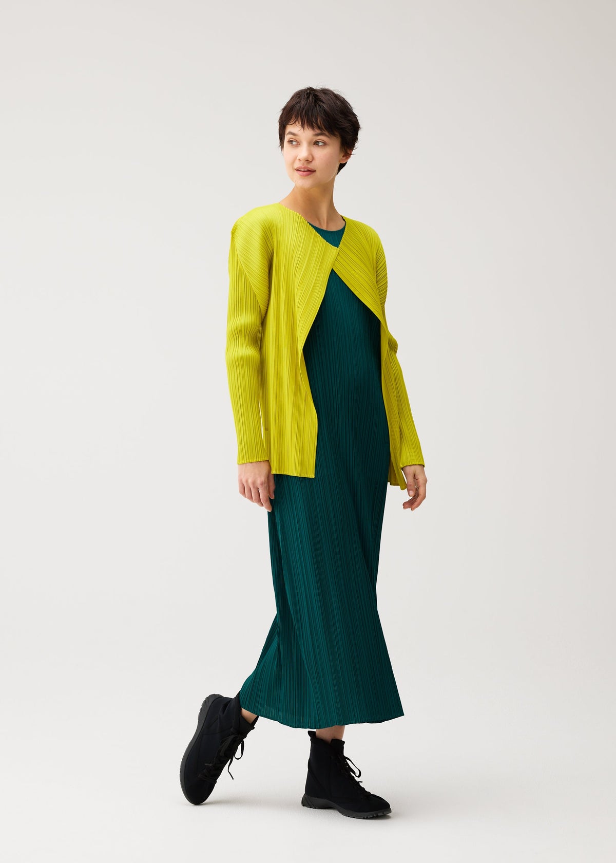 A model wears the PLEATS PLEASE ISSEY MIYAKE MONTHLY COLORS : OCTOBER cardigan.