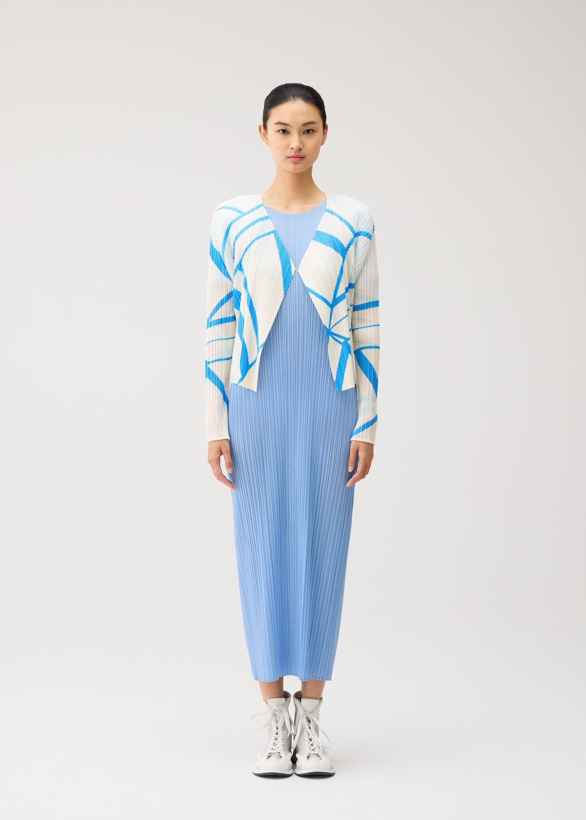 A model wears the PLEATS PLEASE ISSEY MIYAKE FOLD LINE fold-line-cardigan-charcoal.