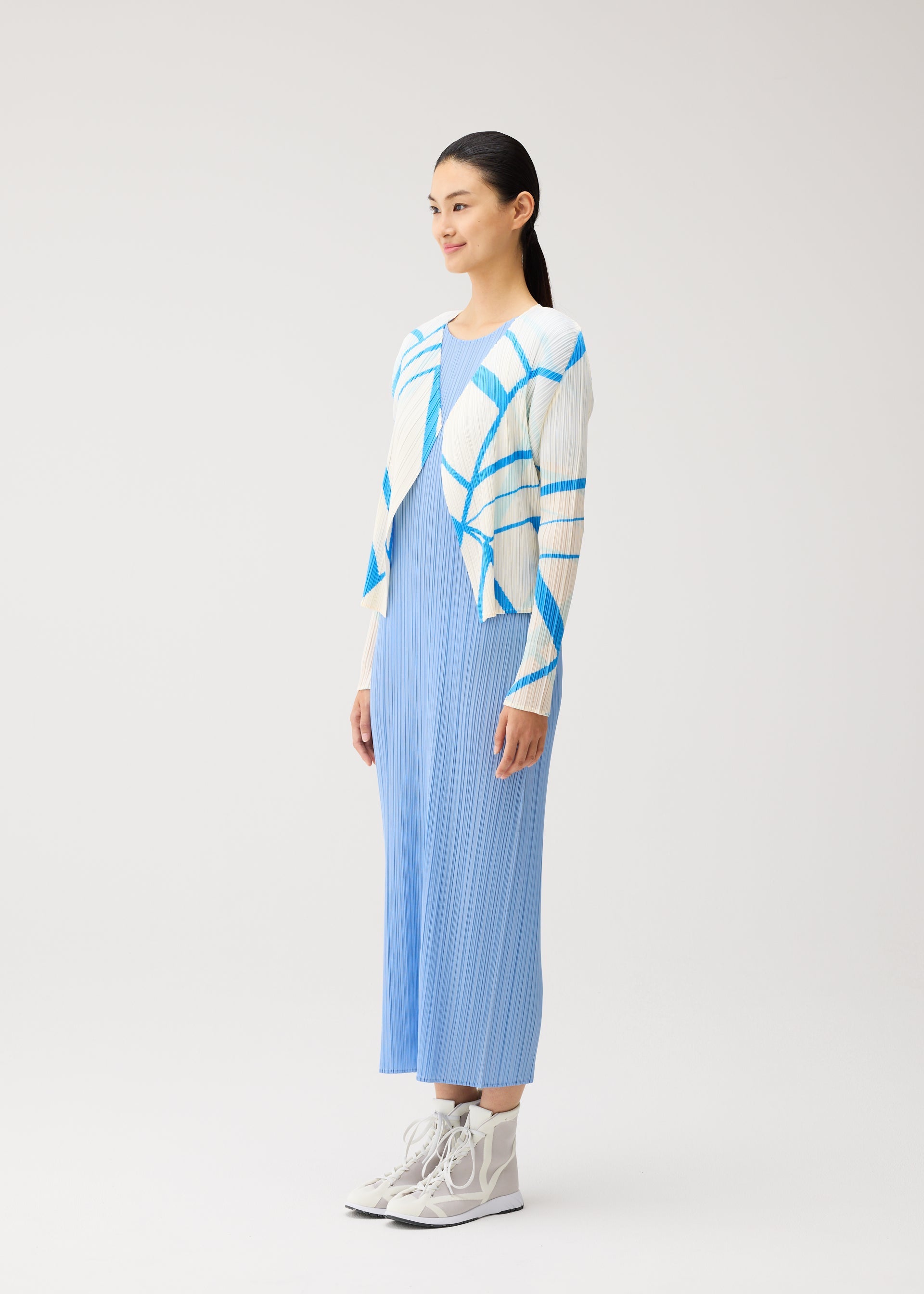 A model wears the PLEATS PLEASE ISSEY MIYAKE FOLD LINE fold-line-cardigan-charcoal.