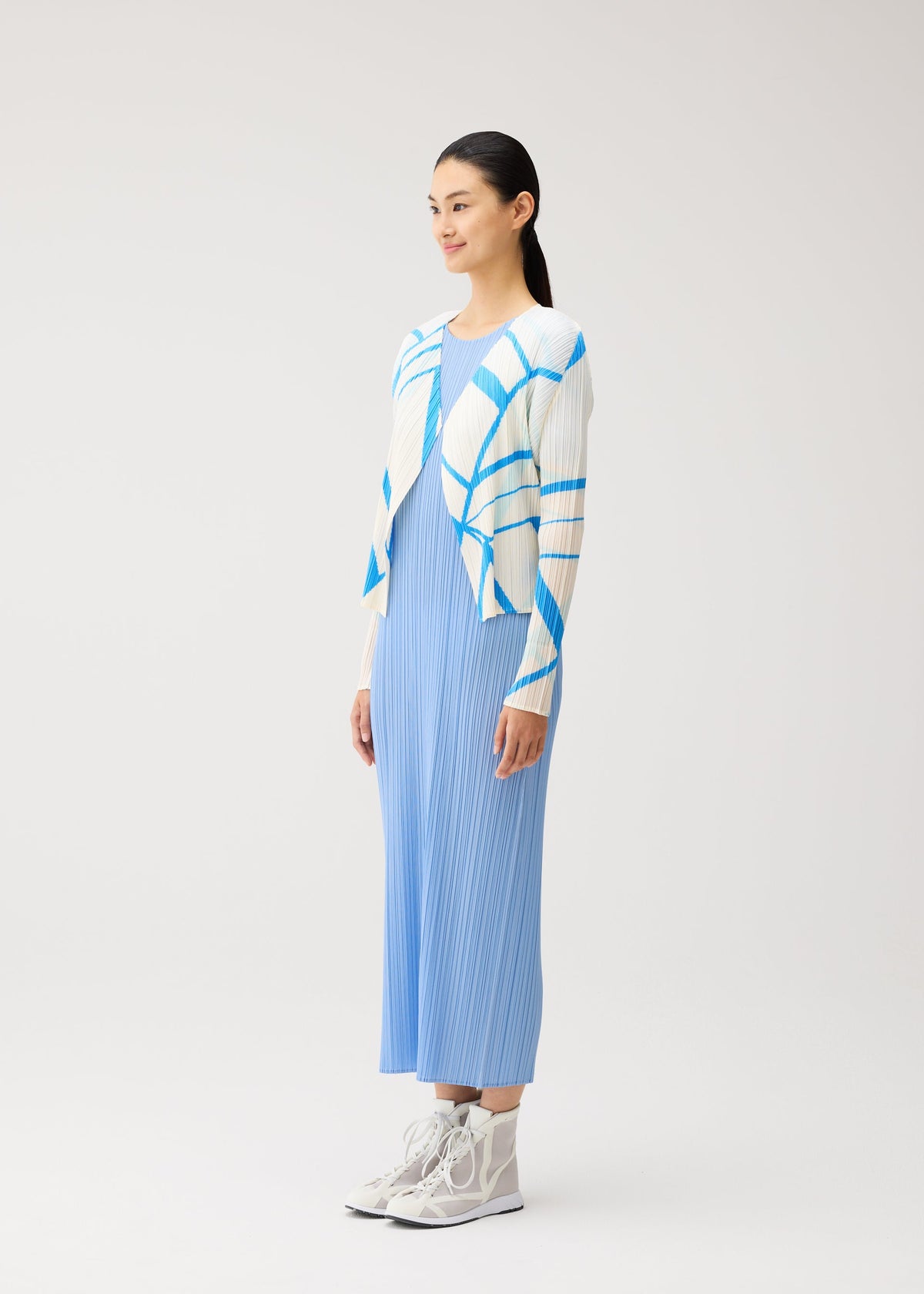 A model wears the PLEATS PLEASE ISSEY MIYAKE FOLD LINE fold-line-cardigan-off-white.