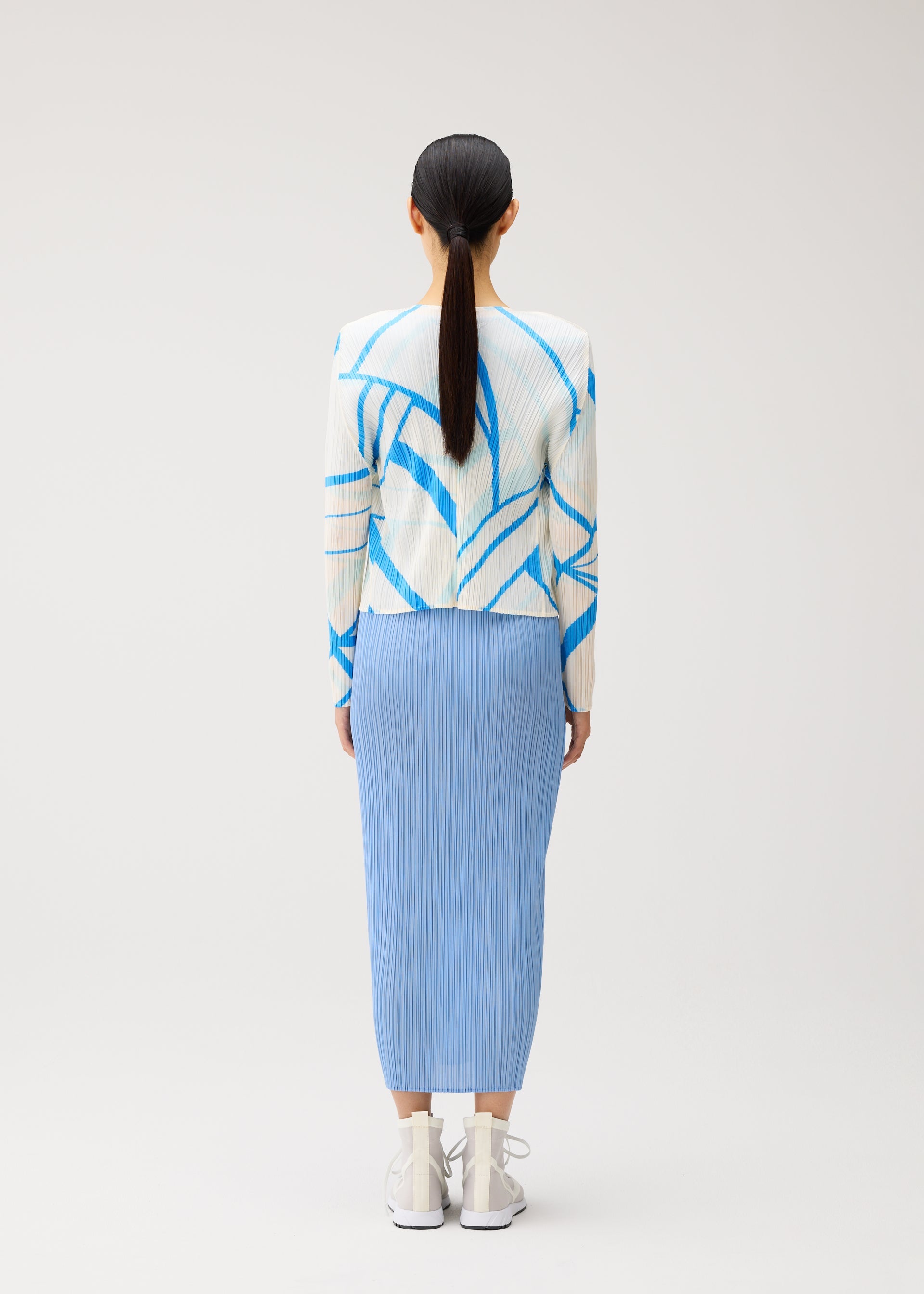 A model wears the PLEATS PLEASE ISSEY MIYAKE FOLD LINE fold-line-cardigan-charcoal.